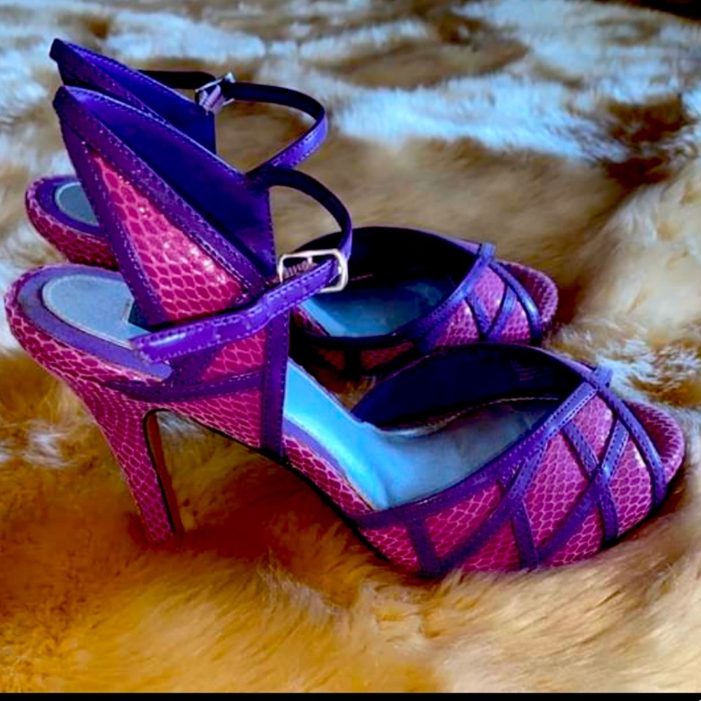 WhiteHouseBlackMarket GiaPurpleSnakeskinHeels Sz7